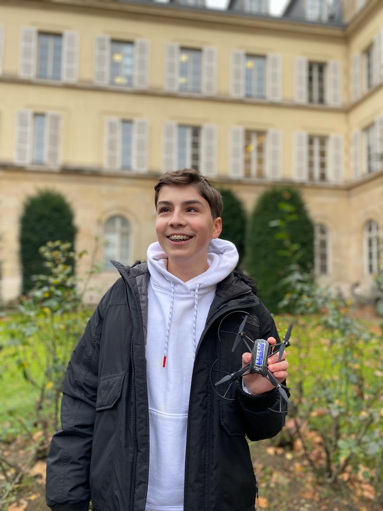 Portrait d'Hugo avec son drone bleu.