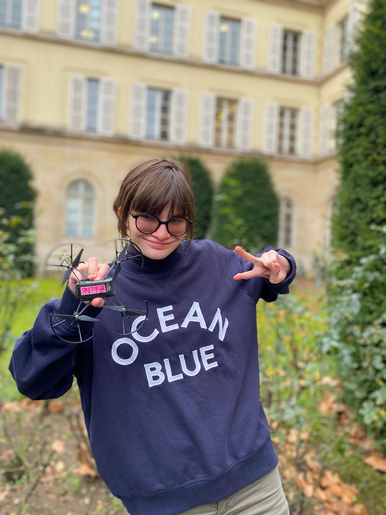 Portrait de Laure avec son drone rose.