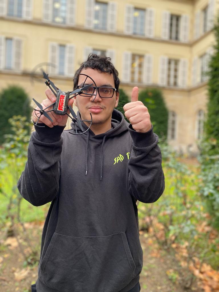 Portrait de Mahmoud avec son drone rouge.